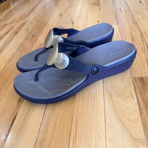 CROCS SANRAH EMBELLISHED FLIP FLOP WEDGE DUAL COMFORT SANDALS SZ 9 NEW W/O TAGS